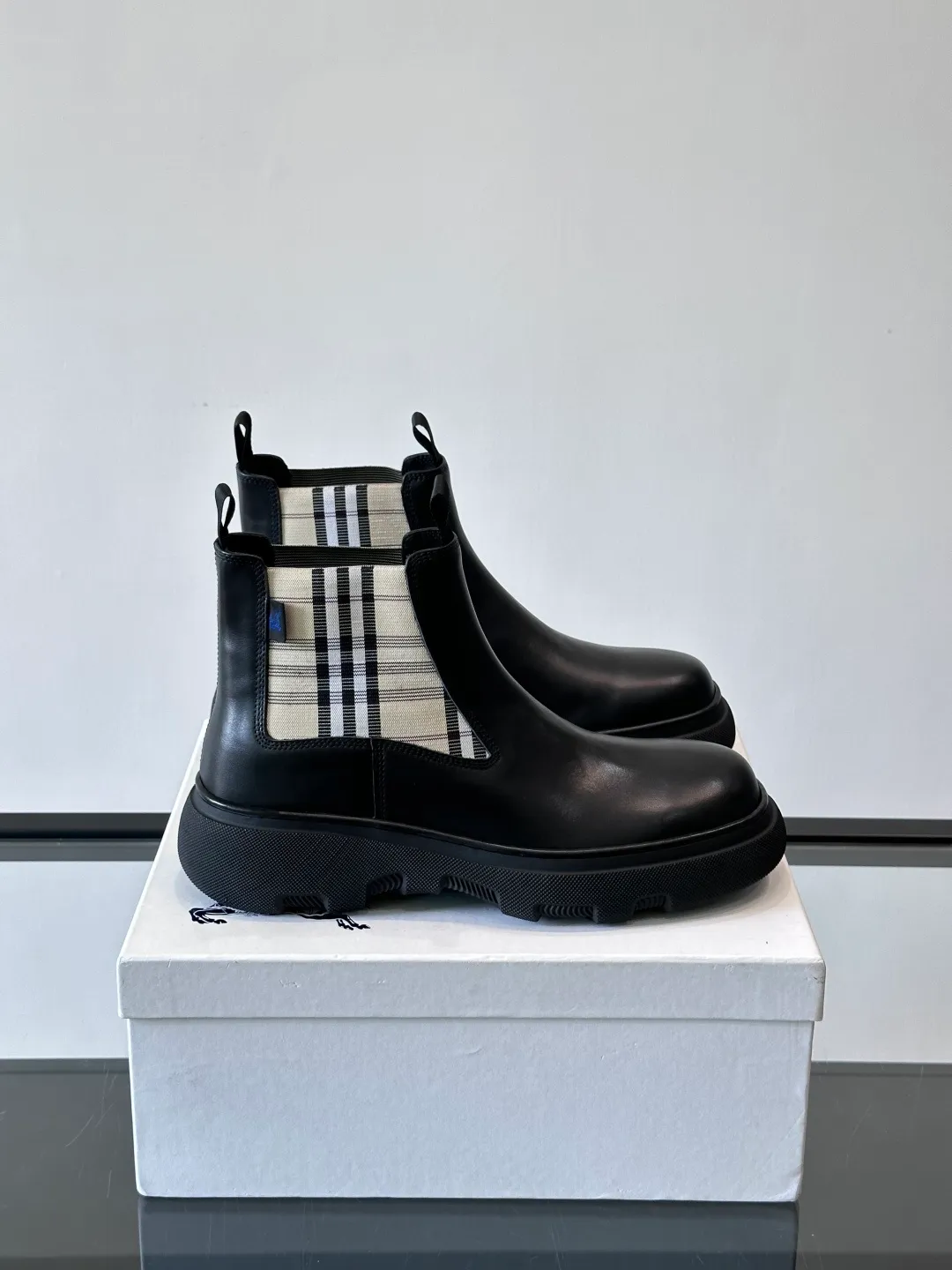 [Burberry] Top P: 920💰 Size: 39-44 (45. Customized) Burberry Matrix shoes👟Burberry autumn and winter men's high-top Chelsea boots, made with heavy industry! The upper is made of imported cowhide, with a slip-on design, classic plaid elastic straps, fine leather, and full of details. It is equipped with a classic and durable rubber thick sole, which increases the length of the legs. The cowhide lining is comfortable and breathable. It is easy to wear and fashionable, business and leisure, full of exquisite Italian style, and has a great look!